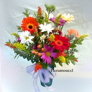 SimpÚtico arreglo floral libre y colorido con variedades mixtas de la estación. (Vaso cerÚmico simple - Variedad de flores puede variar según ciudad o paÃ­s de destino)